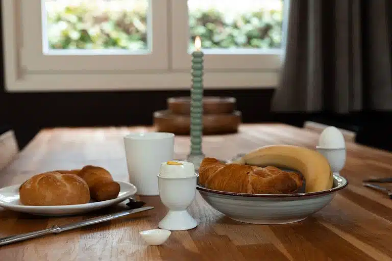 Ontbijt met croissants en eitjes op tafel