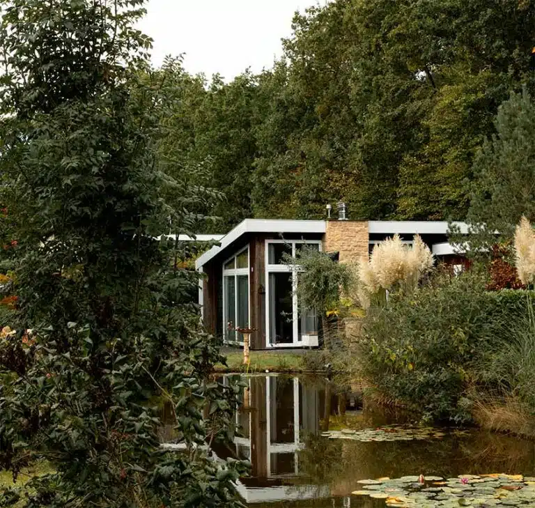 Vakantiehuis aan het water tussen het groen op Vakantiepark de Wyckel
