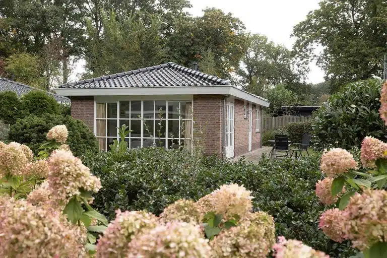 Vakantiehuis De Bosuil met bloeiende hortensia’s