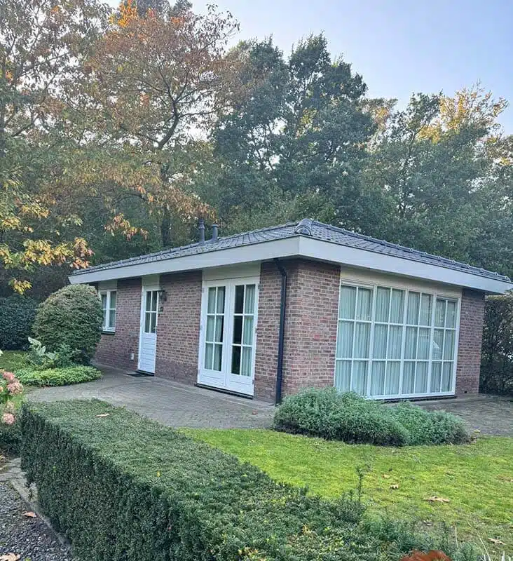 Vakantiehuis De Zanglijster met grote raampartij en haag