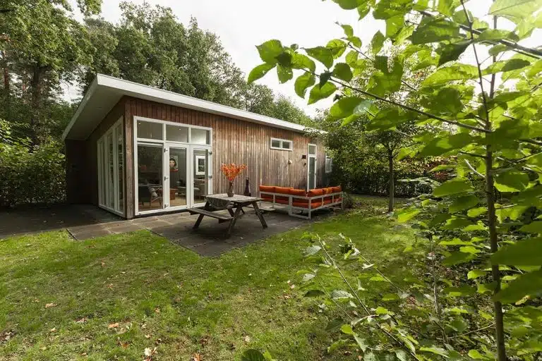 Vakantiehuis ’t Nest met picknicktafel in de tuin